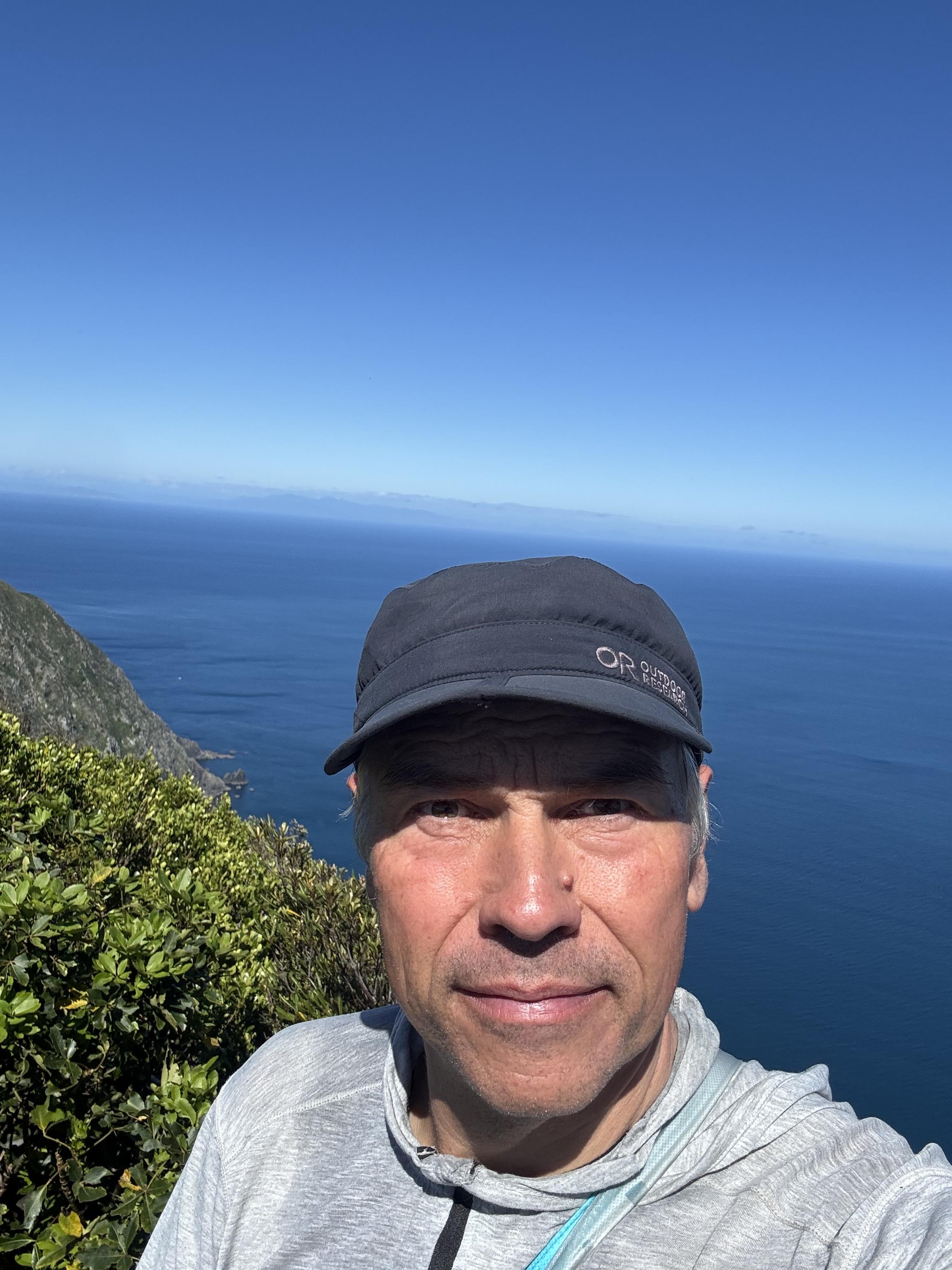 Am Gipfel. Im Hintergrund Südinu