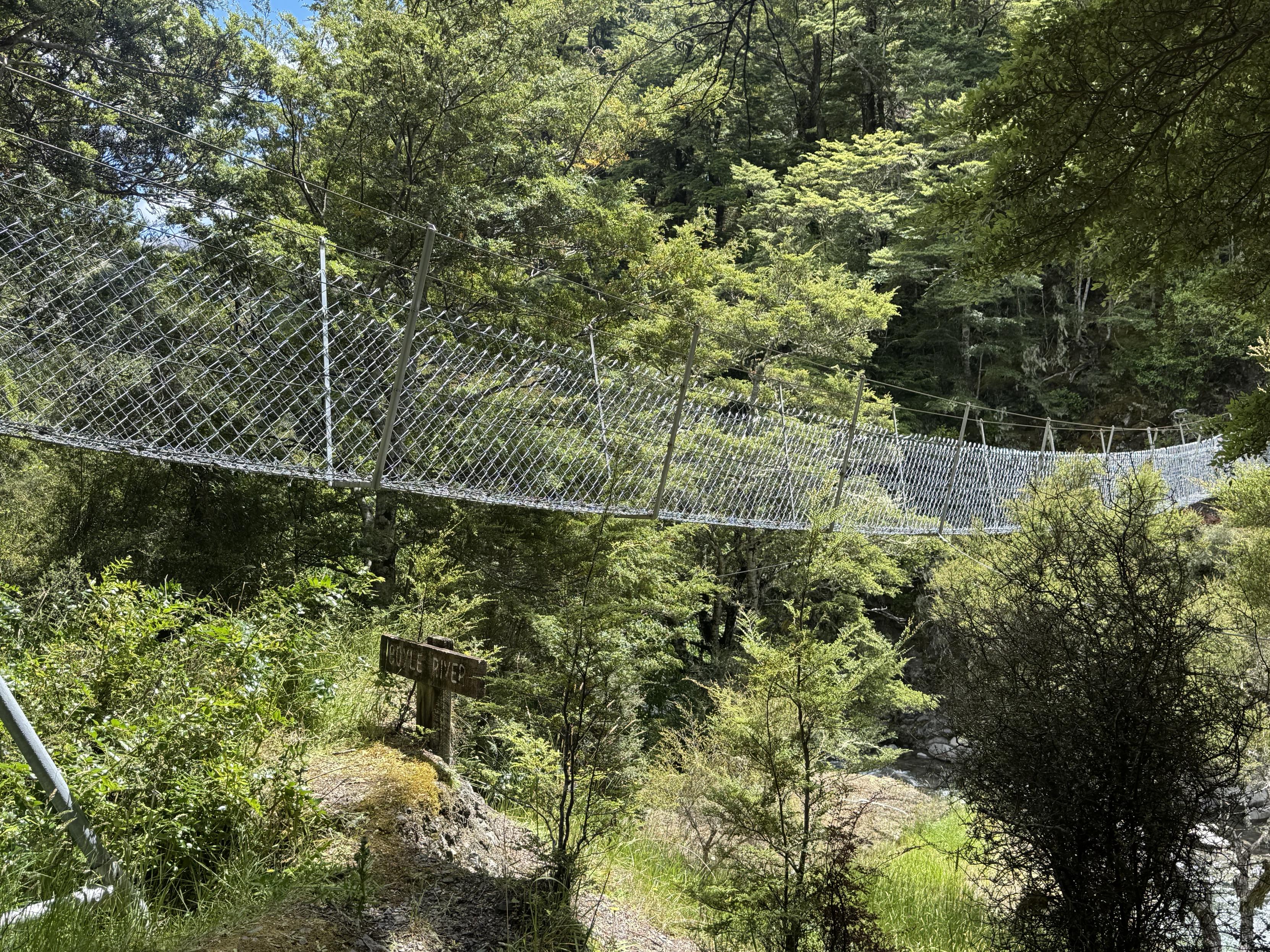 Eine der Hängebrücken