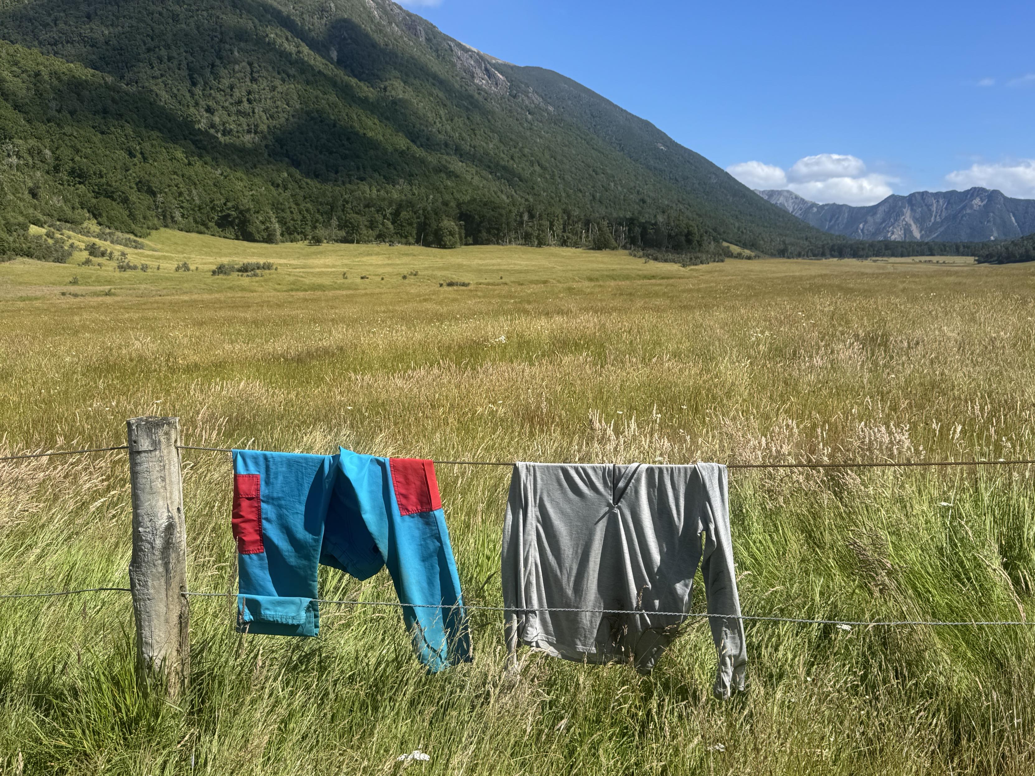 Kleider trocknen vor der Kiwi Hope Lodge