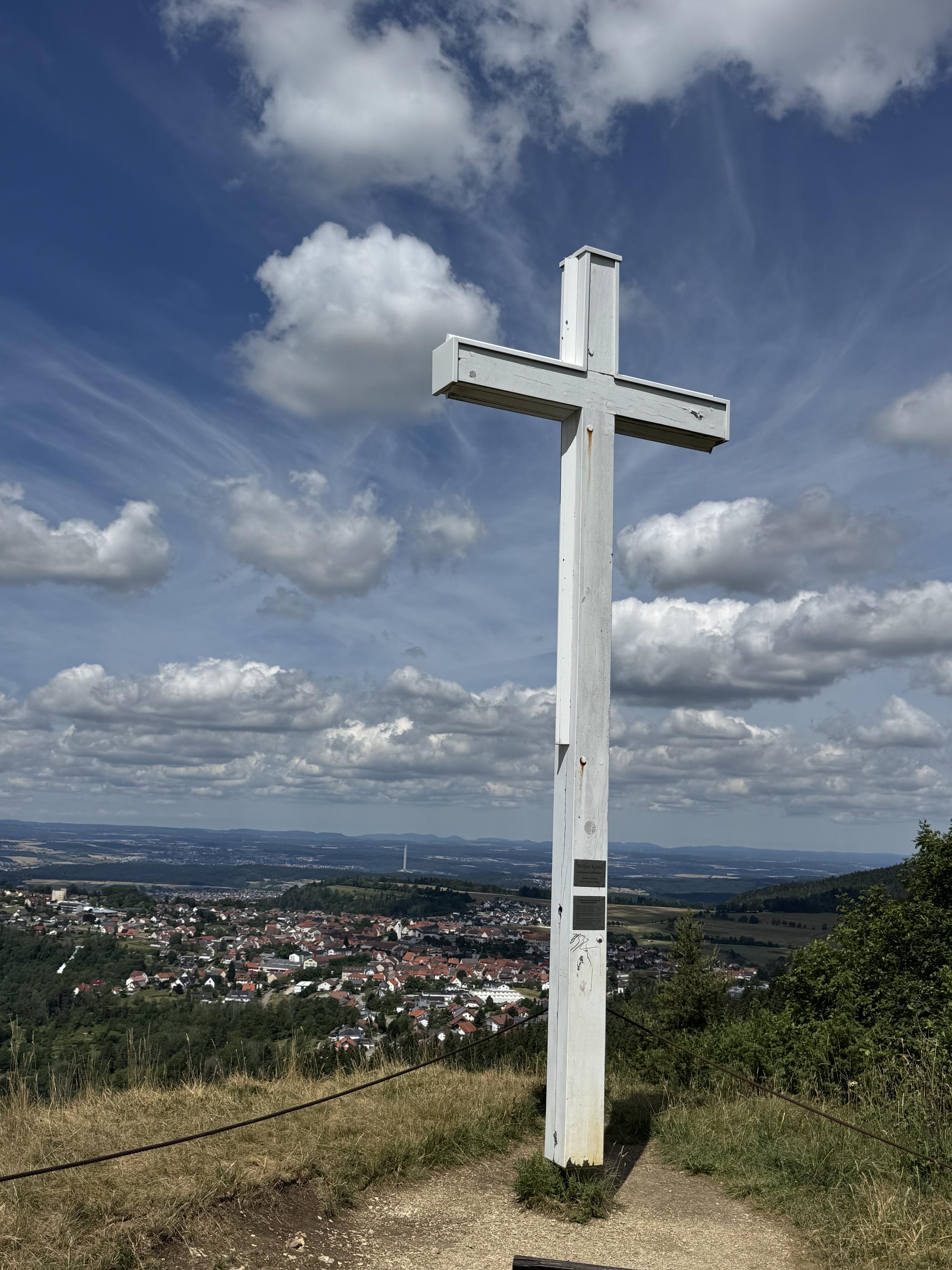 Un über ein Gipfelkreuz auf exakt 1000 hm